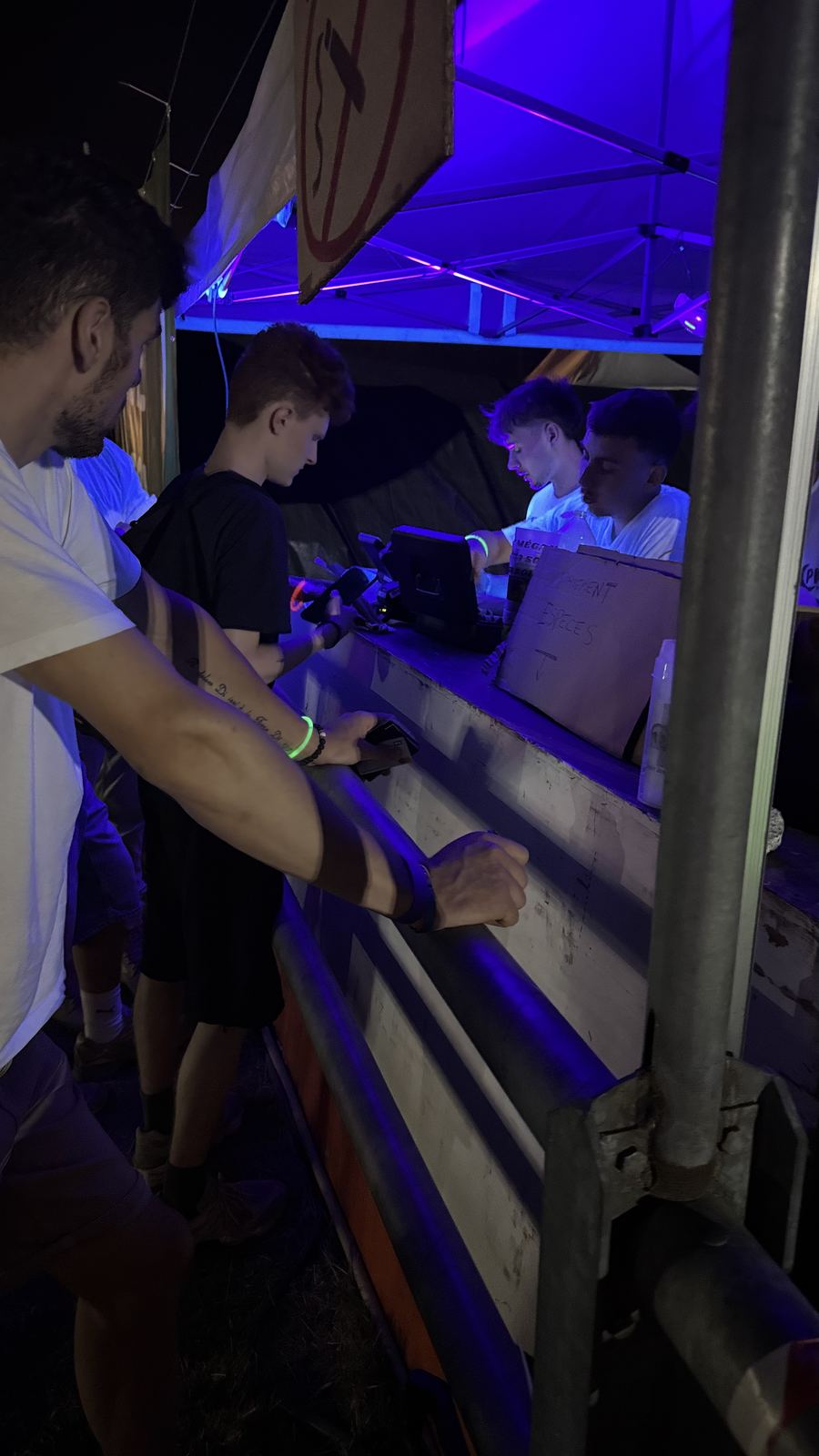 Dashboard Grafana temps réel : entrées, articles vendus et transactions au point de vente La Taverne enchantée